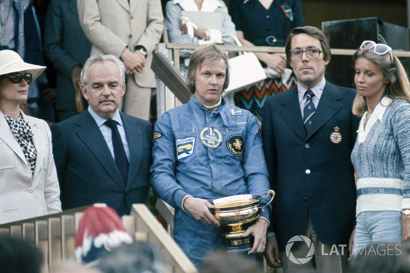 Podio: el ganador de la carrera Ronnie Peterson, Lotus 72E, con el Príncipe Rainiero y la Princesa Grace de Mónaco