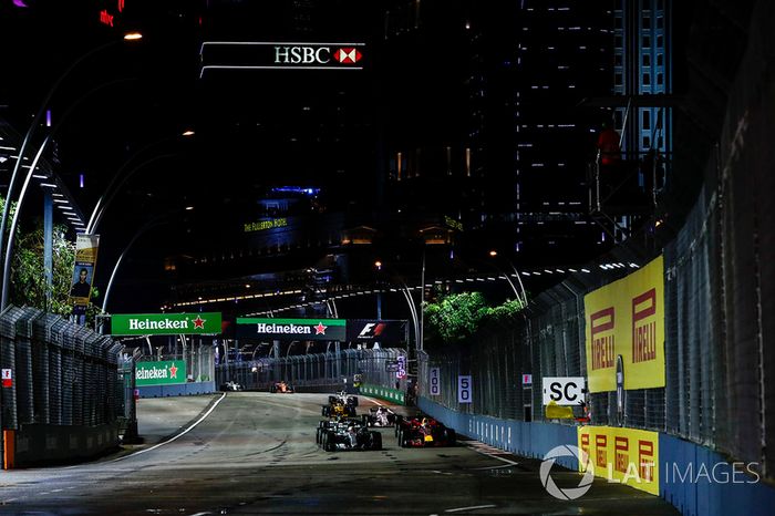 Lewis Hamilton, Mercedes AMG F1 W08, Daniel Ricciardo, Red Bull Racing RB13