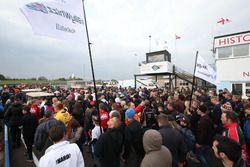 A pie de pista para Billy Monger