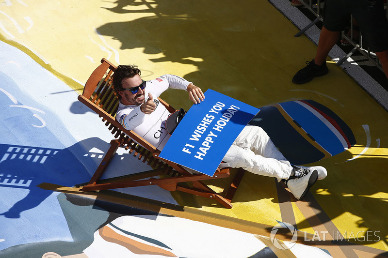4. Fernando Alonso, McLaren, desea a todo el mundo felices vacaciones tras la carrera