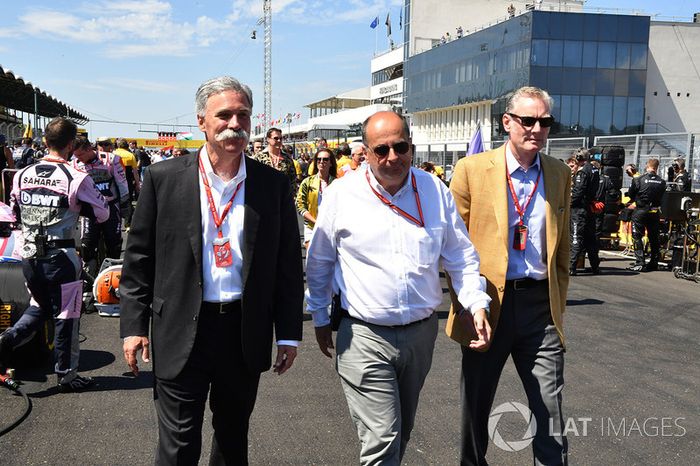 Chase Carey, Director Ejecutivo y Presidente Ejecutivo de la Formula One Group, Luca Colajanni, Formula One Oficial superior de comunicaciones y Sean Bratches, Formula One Managing Director Comercial