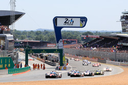 Start: #7 Toyota Gazoo Racing Toyota TS050 Hybrid: Mike Conway, Kamui Kobayashi, Stéphane Sarrazin l