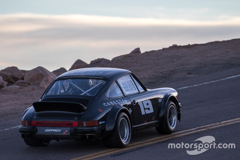 #19 Porsche 911 SC 3.0l Gr4: Лорі Мені