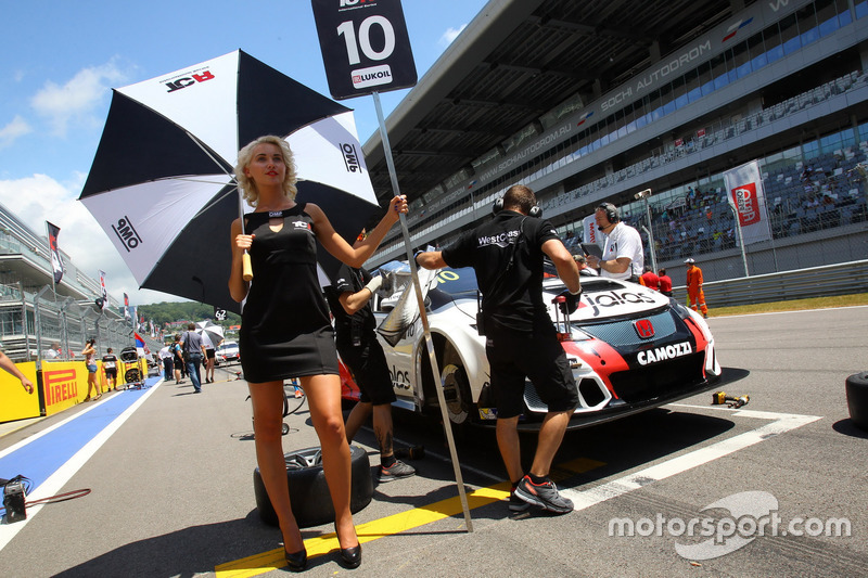 Grid girl of Gianni Morbidelli, West Coast Racing, Honda Civic TCR