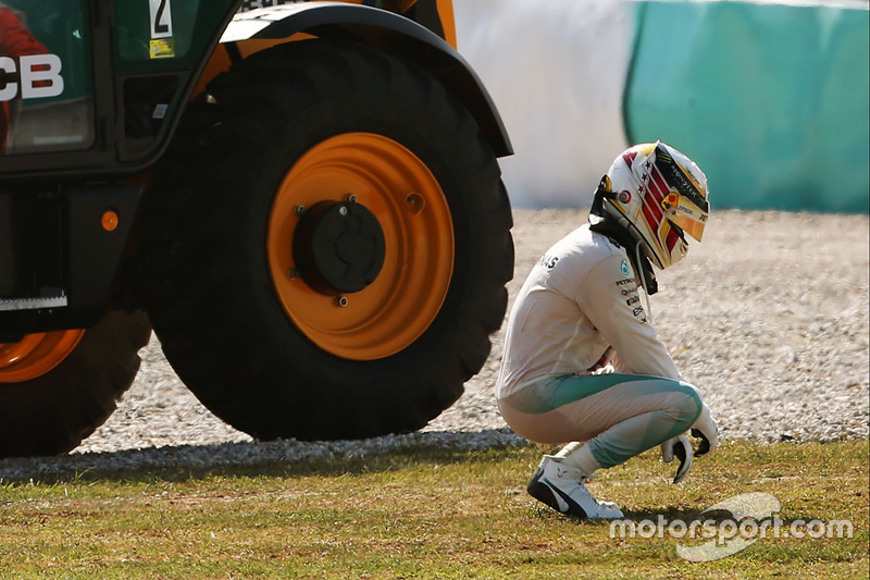 Lewis Hamilton, Mercedes AMG F1 W07 Hybrid patlayan motorun ardından yarış dışı