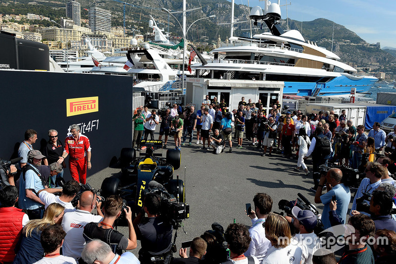 Gene Haas, Presidente Haas Automotion e Maurizio Arrivabene, Team Principal Ferrari alla presentazione dell'auto Pirelli