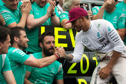 Le vainqueur Lewis Hamilton, Mercedes AMG F1, fête sa victoire avec son équipe