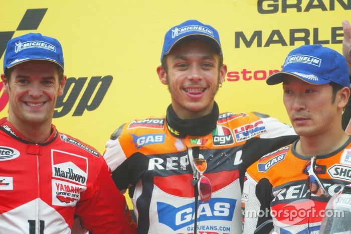 Podio: gganador de la carrera  Valentino Rossi, del equipo Honda Repsol; segundo lugar Carlos Checa,