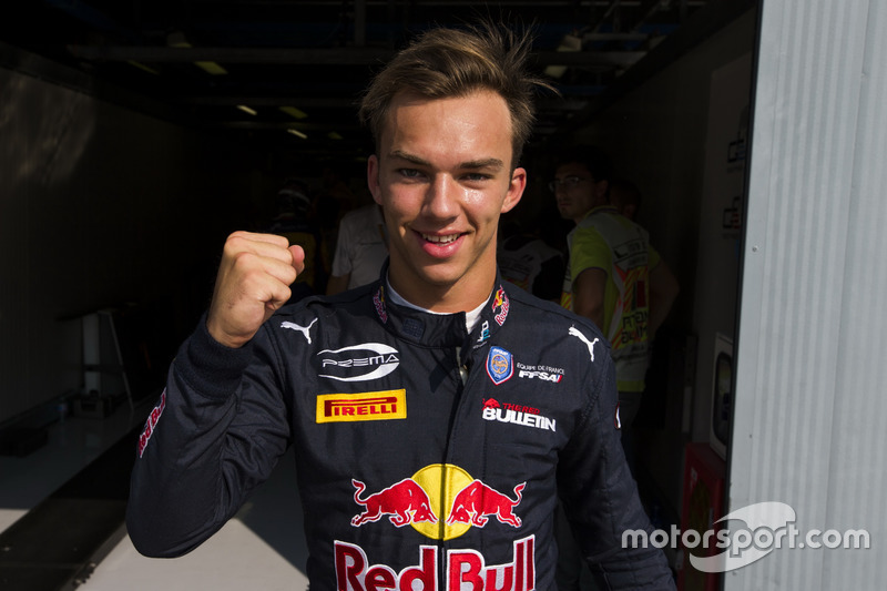 Нещодавно Toro Rosso оголосила про нову заміну, що всіх здивувала: російського пілота Данііла Квята на кілька гонок замінить пілот молодіжної програми П’єр Гаслі.