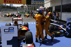Il vincitore della gara Antonio Giovinazzi, PREMA Racing, is congratulated by Mitch Evans, Pertamina