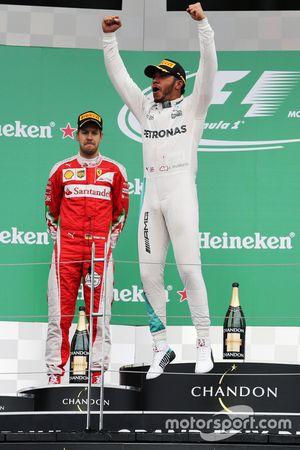 Podio: Ganador de la carrera Lewis Hamilton, Mercedes AMG F1 celebra