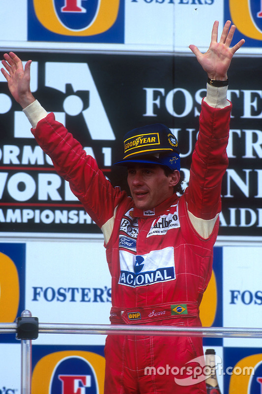 Podium : le vainqueur Ayrton Senna, McLaren fête sa victoire