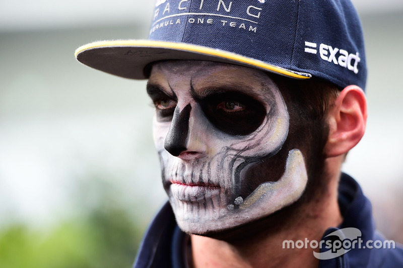 Max Verstappen, Red Bull Racing llega al circuito pintado como catrín del Dia de Muertos
