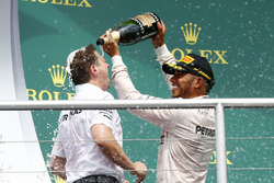 Podium: winner Lewis Hamilton, Mercedes AMG F1 celebrates with champagne