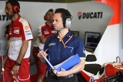 Ingeniero de Michelin trabajando
