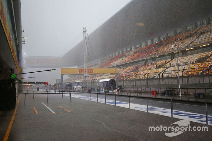 Fuerte lluvia en los pits