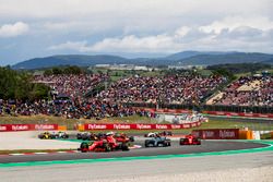 Sebastian Vettel, Ferrari SF71H, Valtteri Bottas, Mercedes AMG F1 W09, Kimi Raikkonen, Ferrari SF71H, Max Verstappen, Red Bull Racing RB14, Daniel Ricciardo, Red Bull Racing RB14, the remainder of the field at the start of the race