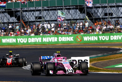 Esteban Ocon, Force India VJM11, leads Kevin Magnussen, Haas F1 Team VF-18