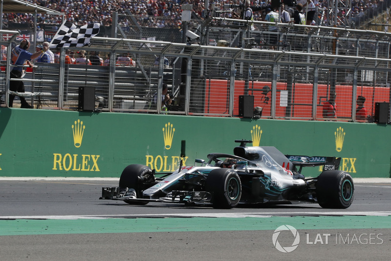 Lewis Hamilton, Mercedes-AMG F1 W09 bajo la bandera a cuadros