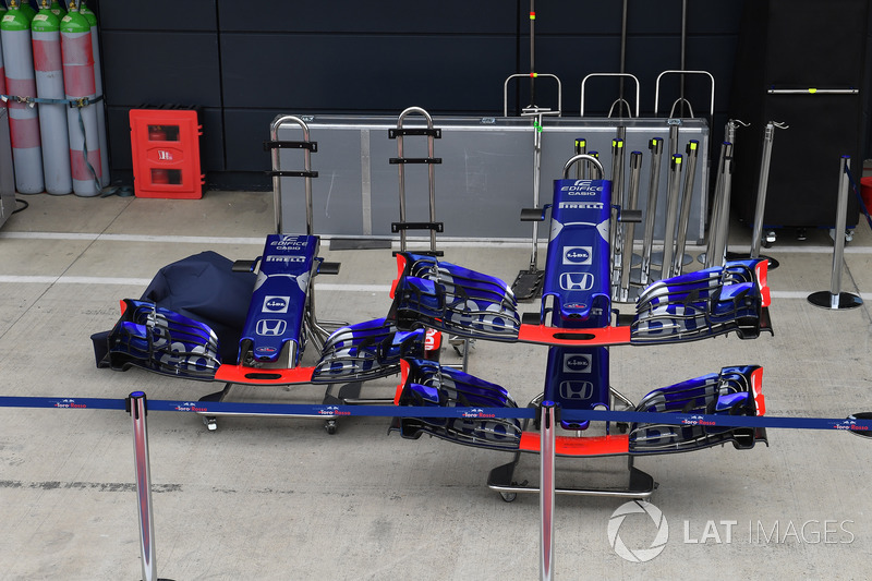 Scuderia Toro Rosso STR13 burnu ve ön kanatları
