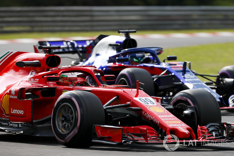 Antonio Giovinazzi, Ferrari SF71H, leads Brendon Hartley, Toro Rosso STR13