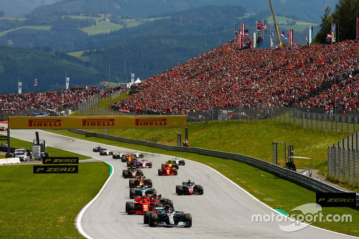 Lewis Hamilton, Mercedes AMG F1 W09, Kimi Raikkonen, Ferrari SF71H, Max Verstappen, Red Bull Racing RB14, Valtteri Bottas, Mercedes AMG F1 W09, Romain Grosjean, Haas F1 Team VF-18, Daniel Ricciardo, Red Bull Racing RB14, Kevin Magnussen, Haas F1 Team VF-18 y Sebastian Vettel, Ferrari SF71H at the start