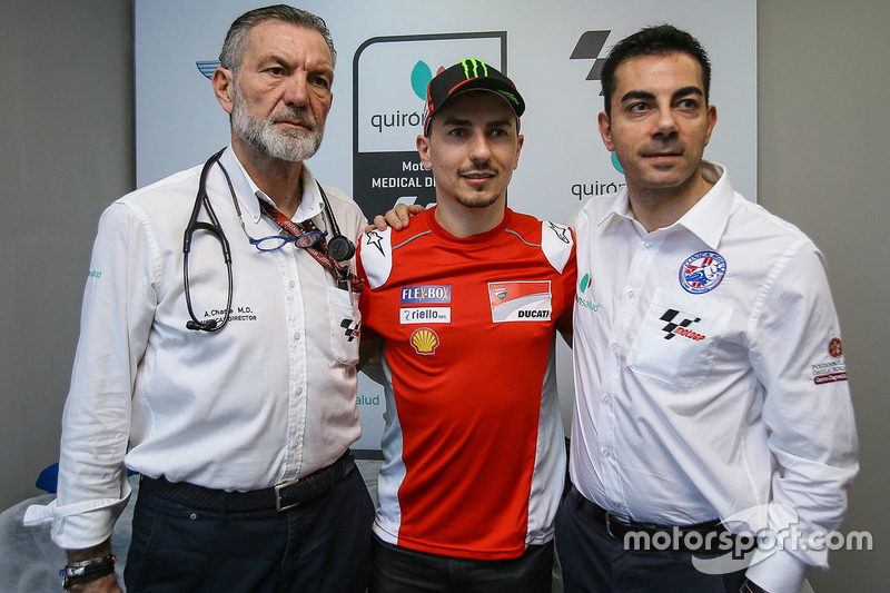 Jorge Lorenzo, Ducati Team, avec le Dr Angel Charte, directeur médical MotoGP, et le Dr Michele Zasa, directeur de la Clinica Mobile