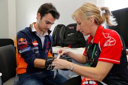 Dani Pedrosa se toma medidas para hacer un guante especial