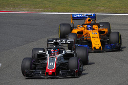Romain Grosjean, Haas F1 Team VF-18 Ferrari, devant Fernando Alonso, McLaren MCL33 Renault