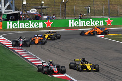 Kevin Magnussen, Haas F1 Team VF-18 and Nico Hulkenberg, Renault Sport F1 Team R.S. 18 battle