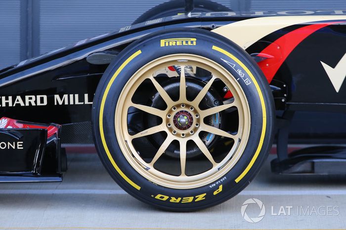 El Lotus E22 con ruedas de 18 pulgadas