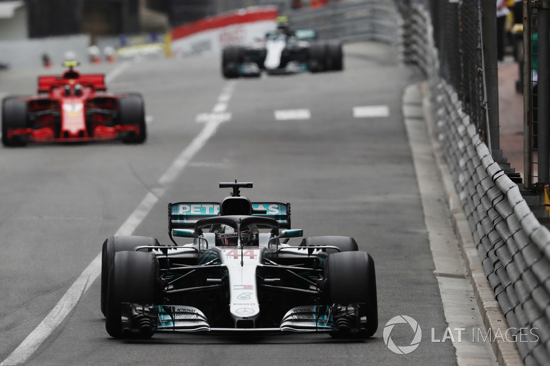 Lewis Hamilton, Mercedes AMG F1 W09, Kimi Raikkonen, Ferrari SF71H y Valtteri Bottas, Mercedes AMG F1 W09