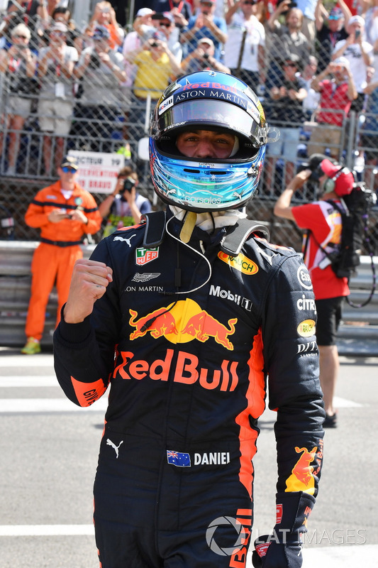 Il poleman Daniel Ricciardo, Red Bull Racing festeggia nel parco chiuso