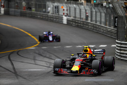 Max Verstappen, Red Bull Racing RB14, leads Brendon Hartley, Toro Rosso STR13