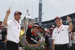 1. Will Power, Team Penske Chevrolet, mit Roger Penske und Tim Cindric