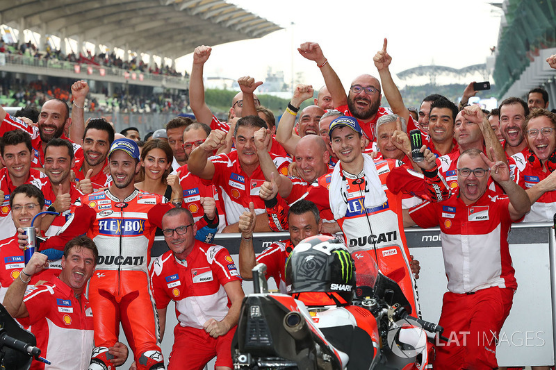 El equipo Ducati en Malasia, tras copar las dos primeras plazas Dovizioso y Lorenzo