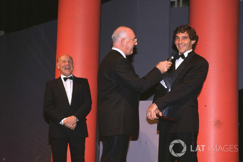 Ayrton Senna recibe su premio de manos de Murray Walker