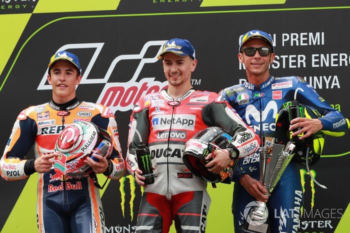 Podio. el segundo clasificado Marc Marquez, Repsol Honda Team, el ganador de la carrera Jorge Lorenzo, Ducati Team, y el tercero Valentino Rossi, Yamaha Factory Racing