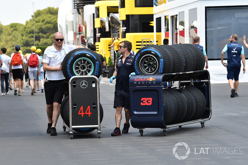 Meccanici Red Bull Racing e Mercedes AMG F1 e pneumatici Pirelli
