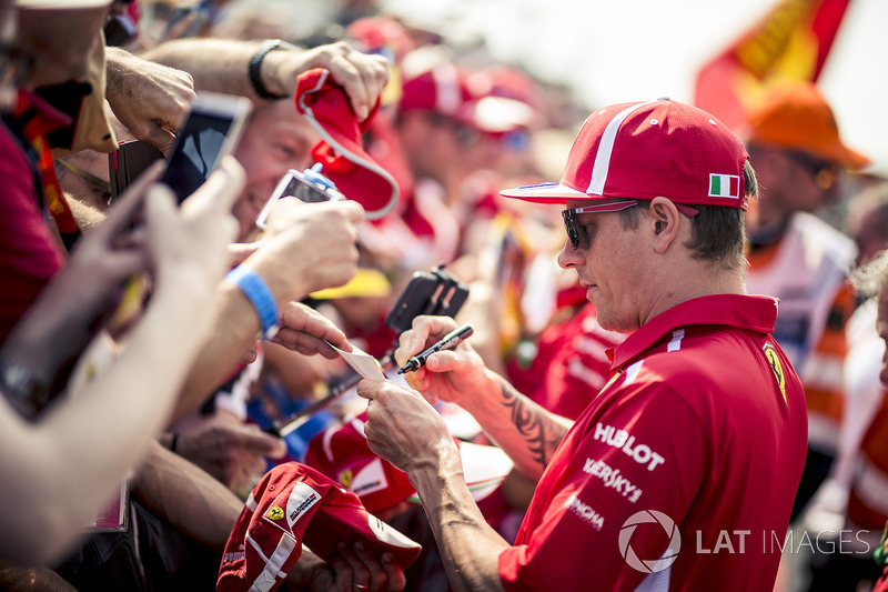 Kimi Raikkonen, Ferrari signs autographs for the fans