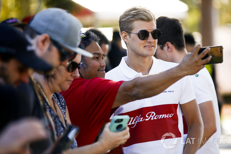Marcus Ericsson, Sauber, takes a selfie with a fan
