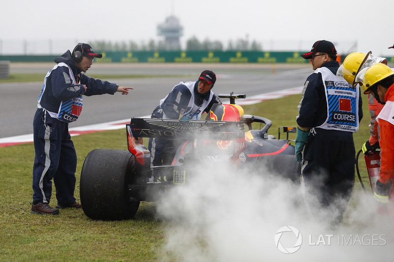 Marshals remove the car of Daniel Ricciardo, Red Bull Racing RB14 Tag Heuer, from the circuit after an engine failure