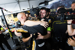 Jean-Eric Vergne, Techeetah, festeggia con il team dopo la vittoria del campionato