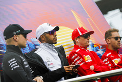 Valtteri Bottas, Mercedes AMG F1, Lewis Hamilton, Mercedes AMG F1, Kimi Raikkonen, Ferrari, e Sebastian Vettel, Ferrari