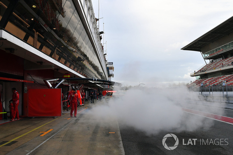 Sebastian Vettel, Ferrari SF71H, keluar garasi di tengah kepulan asap