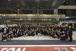 Toto Wolff, Direktör, Mercedes AMG F1, Yarış galibi Valtteri Bottas, Mercedes AMG F1, eşi Emelia, 2.