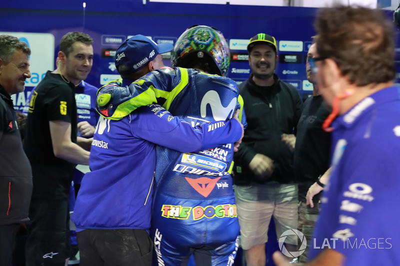 Валентино Россі та команда, Yamaha Factory Racing святкують закінчення тестів