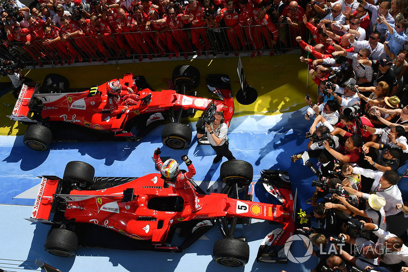 Ganador de la carrera Sebastian Vettel, Ferrari y el segundo lugar Kimi Raikkonen, Ferrari celebran en parc ferme
