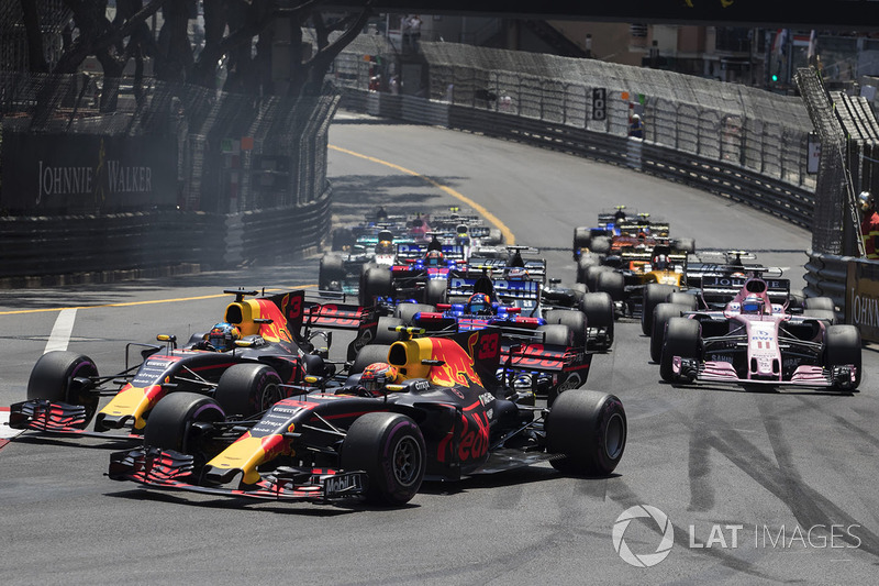 Daniel Ricciardo, Red Bull Racing RB13 and Max Verstappen, Red Bull Racing RB13 at the start of the race