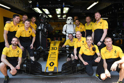 Les mécaniciens de la Renault Sport F1 Team RS17 avec la Renault Sport F1 Team RS17 et un Storm Trooper